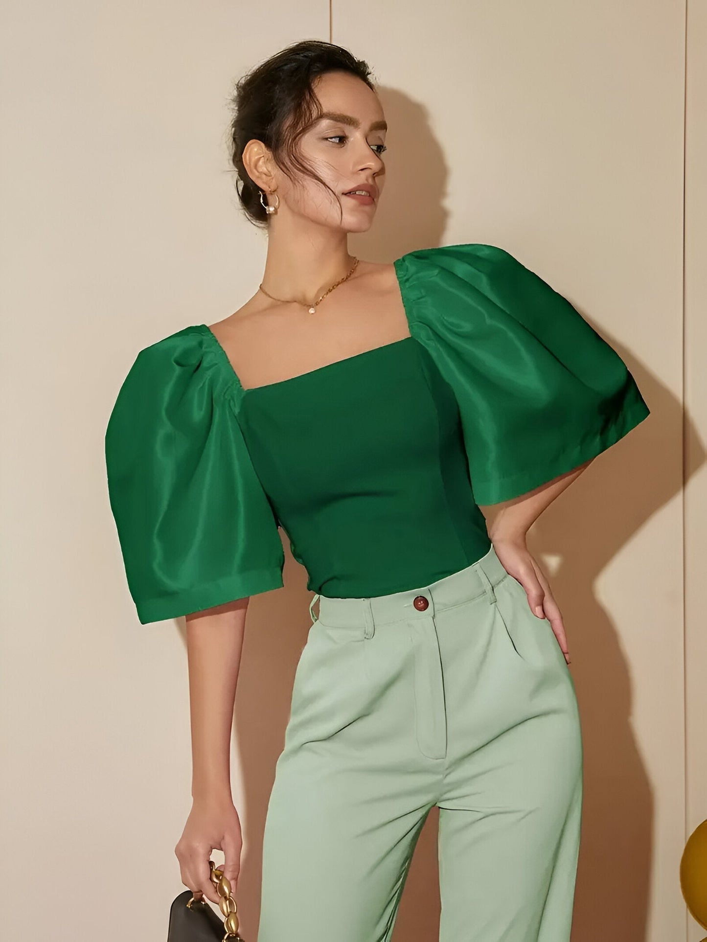 Hennie | Dames Blouse – Slanke Pasvorm met Vierkante Halslijn en Vrouwelijke Pofmouwen
