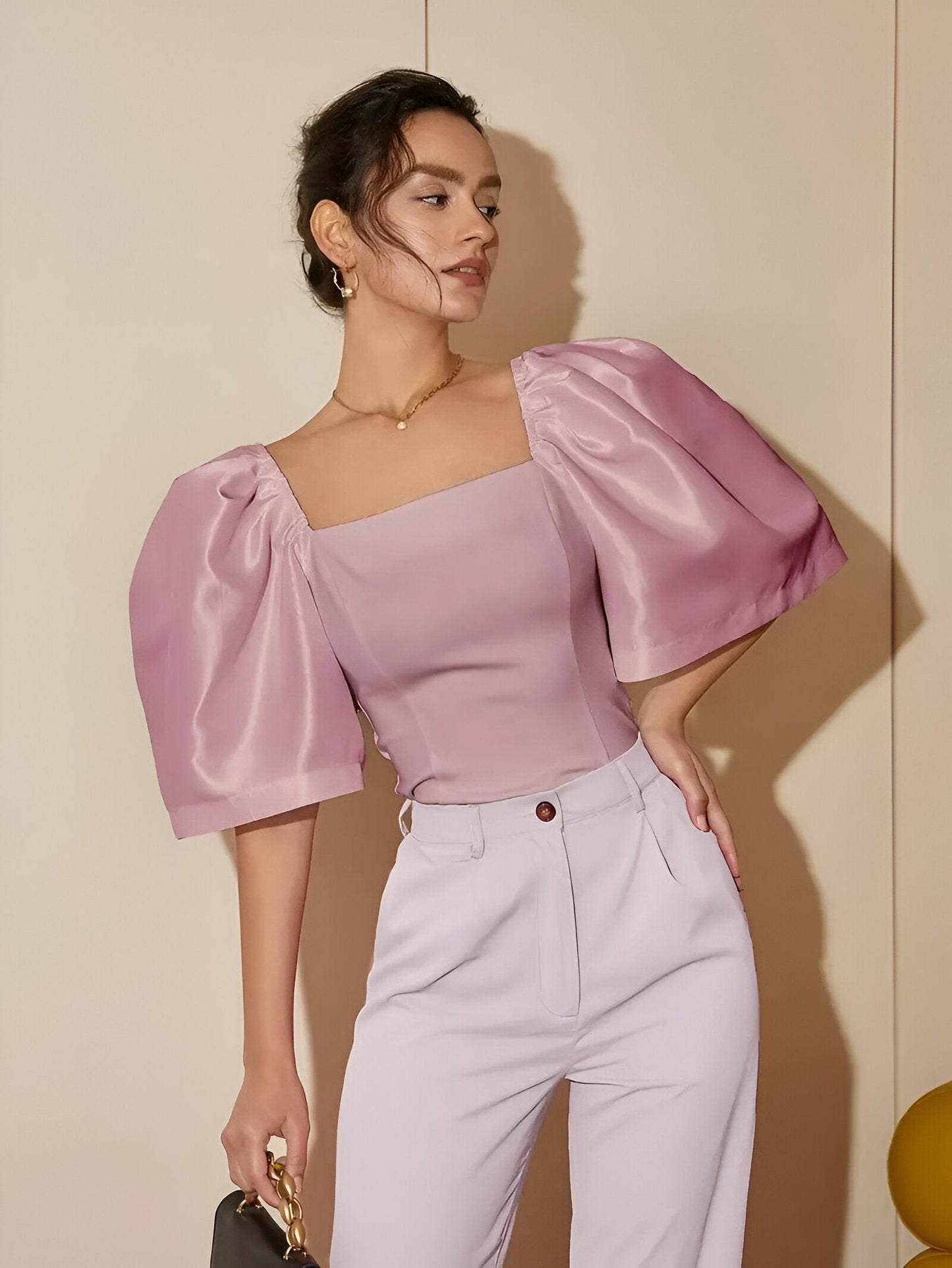 Hennie | Dames Blouse – Slanke Pasvorm met Vierkante Halslijn en Vrouwelijke Pofmouwen