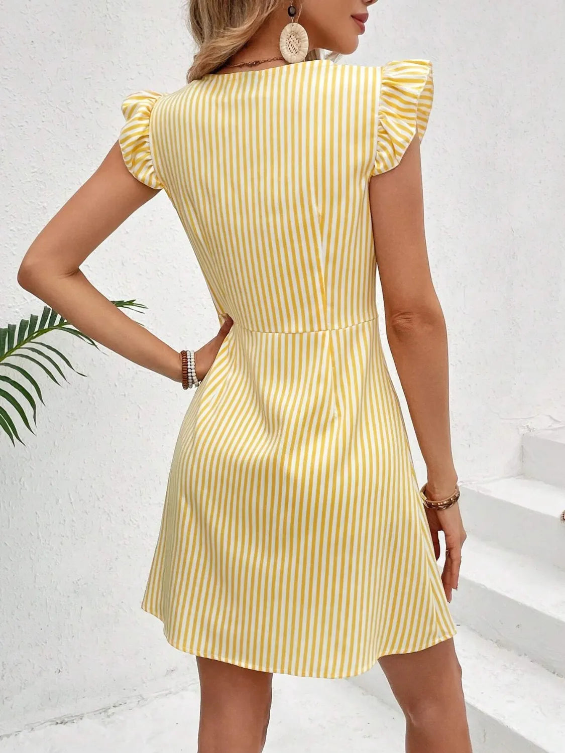 Indra | Dames Jurk – Gestreept A-lijn Model met V-hals, Ruffle Mouwtjes & Knoopsluiting