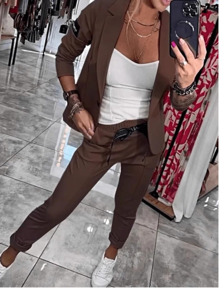 Nala Two-Piece Set | Dames blazer en broek in beige met strikdetail en luchtige pasvorm