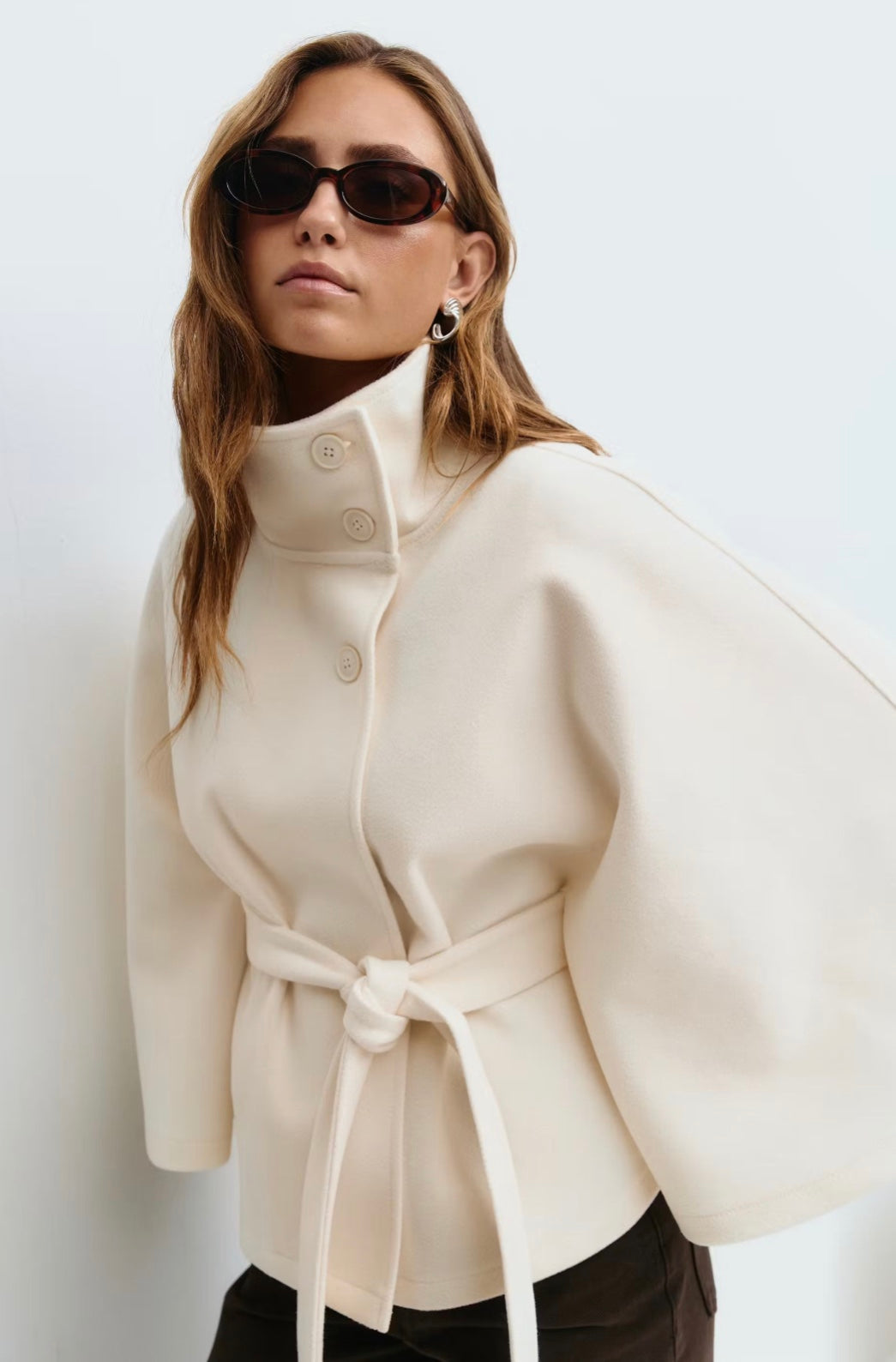Cape Jas Dames | Losvallende herfstjas met batwing mouwen en ceintuur, elegante standkraag