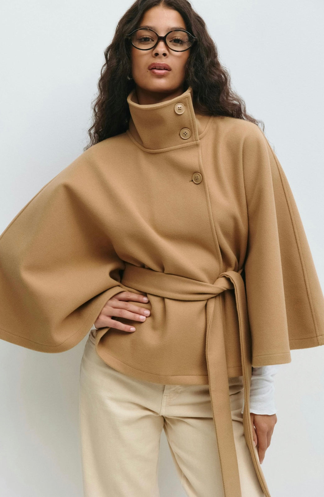 Cape Jas Dames | Losvallende herfstjas met batwing mouwen en ceintuur, elegante standkraag