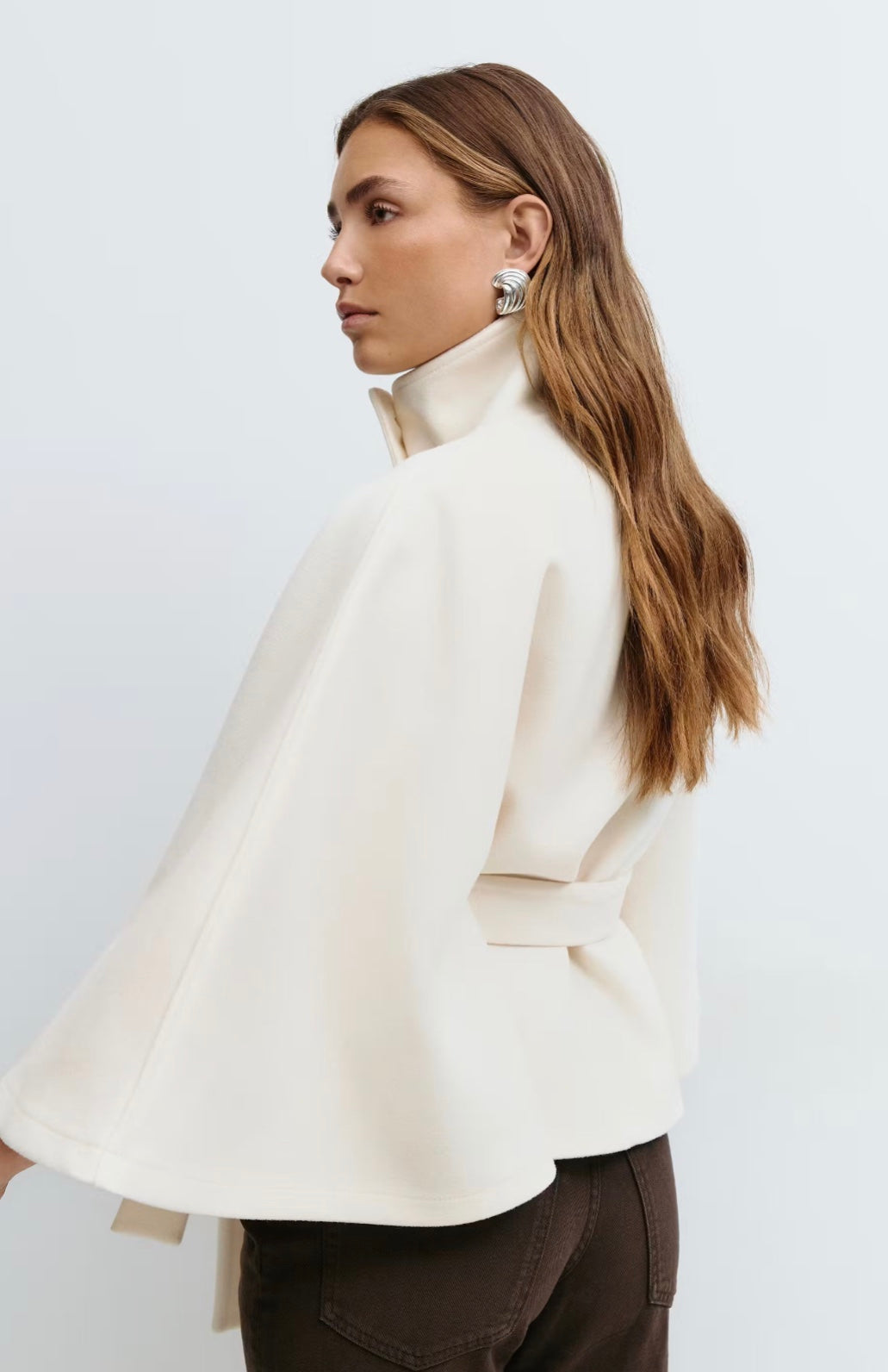 Cape Jas Dames | Losvallende herfstjas met batwing mouwen en ceintuur, elegante standkraag