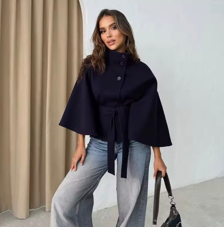 Cape Jas Dames | Losvallende herfstjas met batwing mouwen en ceintuur, elegante standkraag