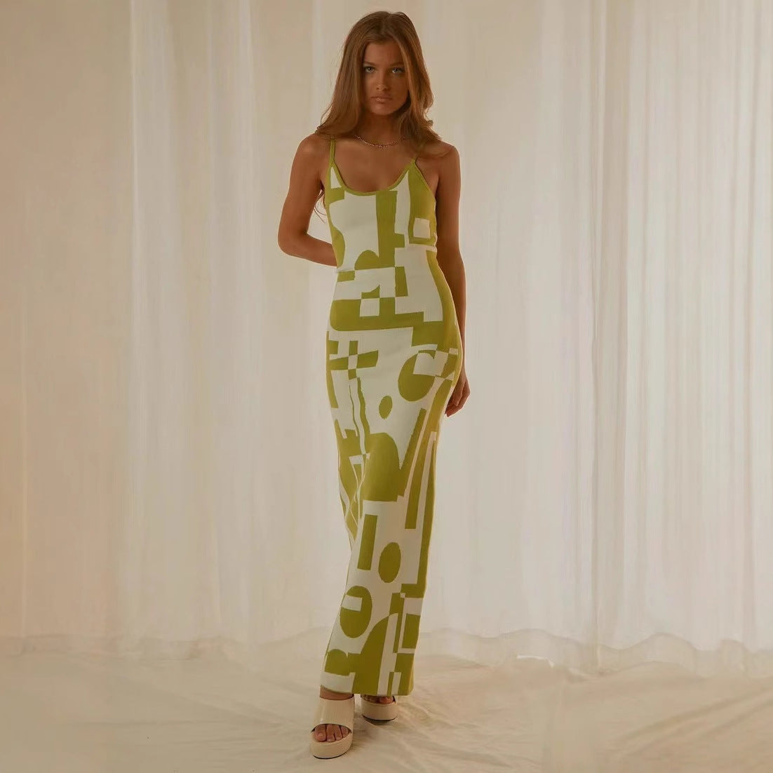 Adrianna | Dames Maxi Jurk – Bodycon Pasvorm met Abstracte Print en Spaghettibandjes