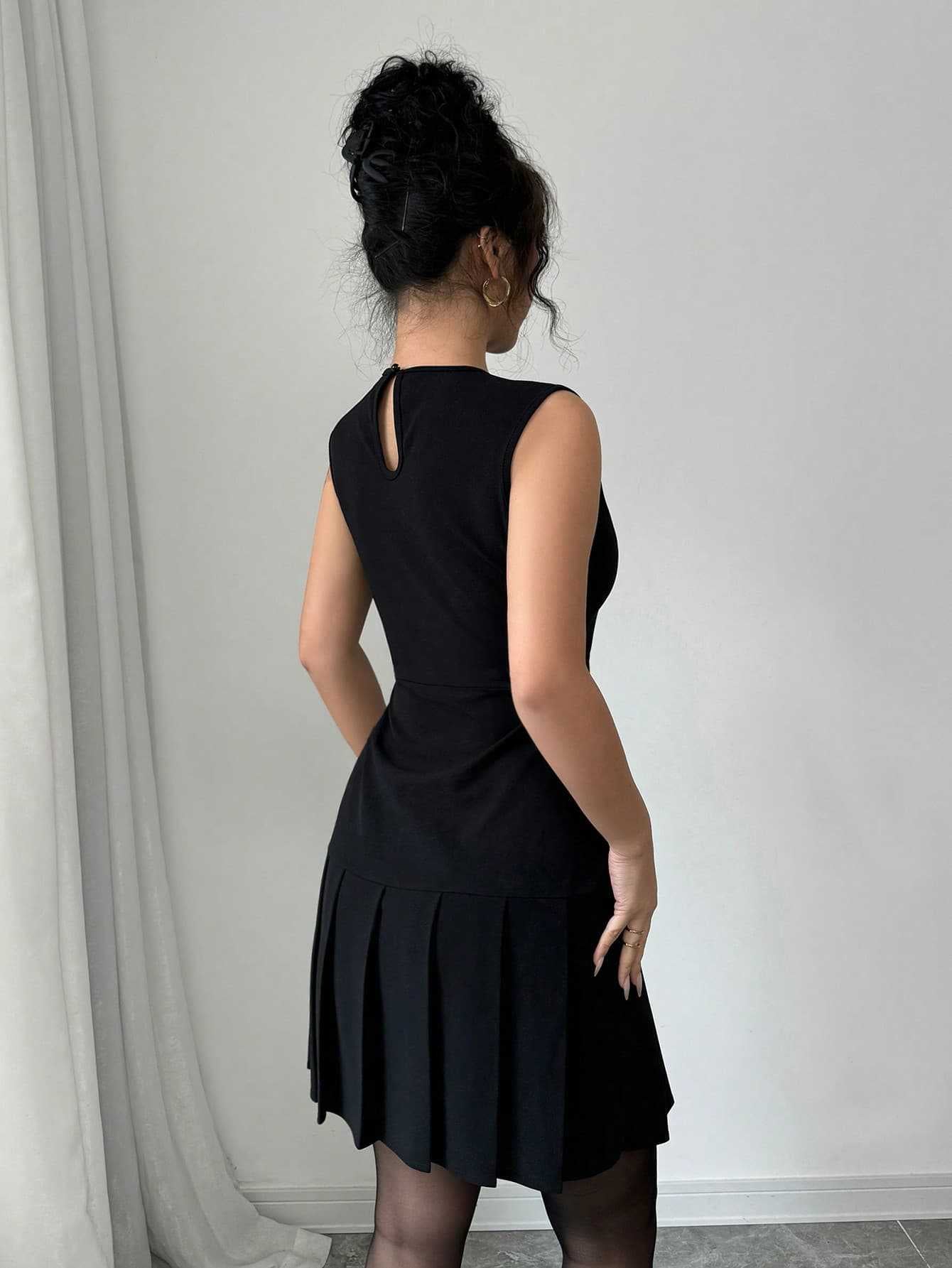 Thalia | Zwarte Damesjurk Zonder Mouwen – Tijdloos Design & Flatterende Pasvorm