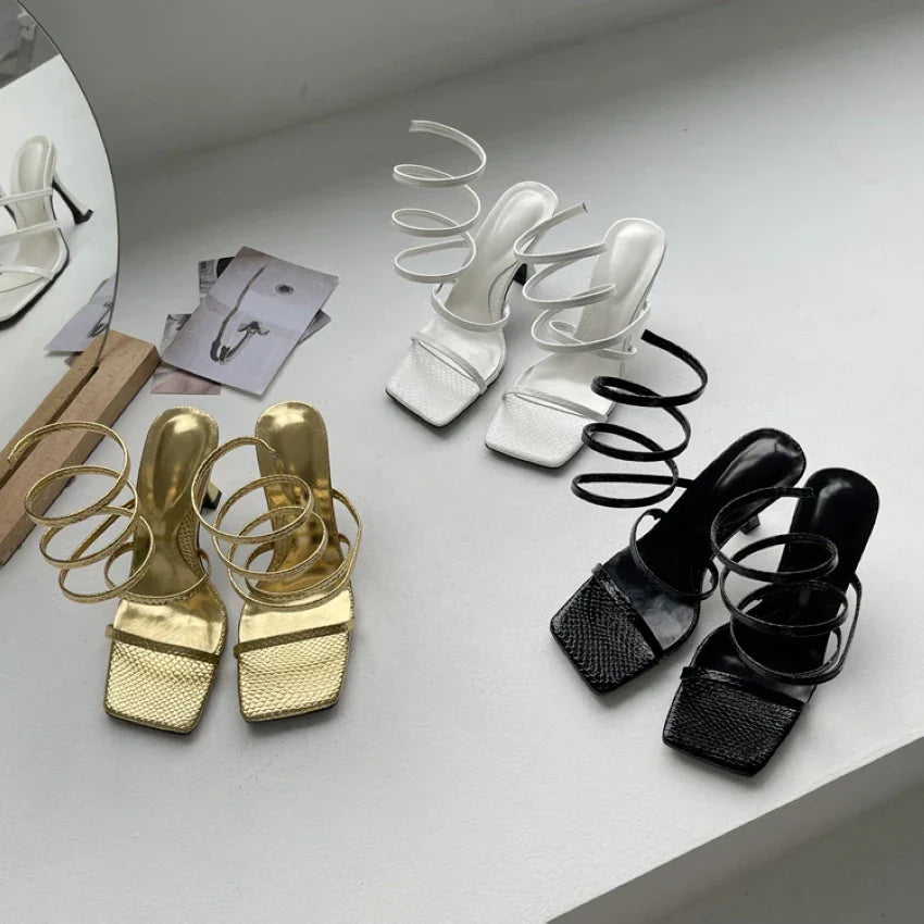 Luxe dames sandalen met hak en gouden banden