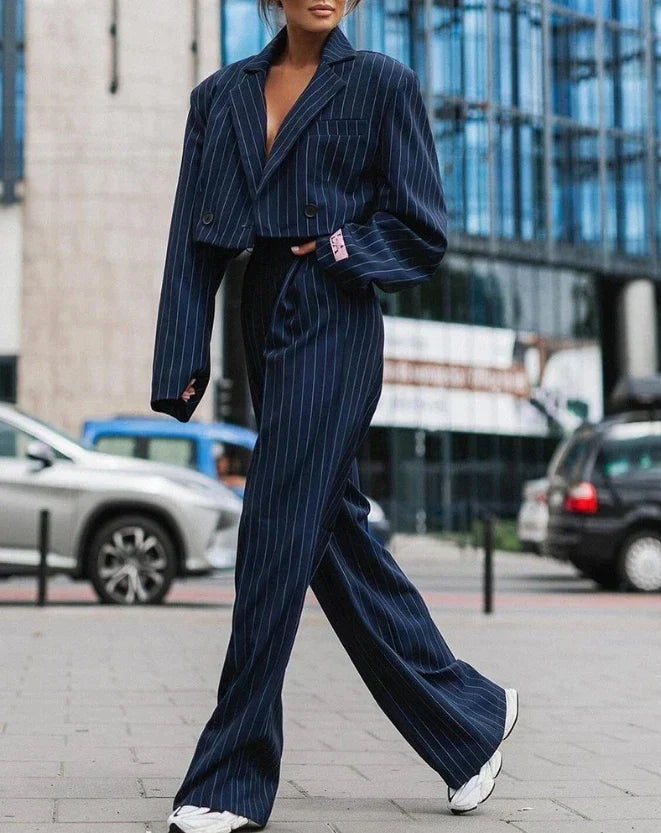 Nathalie | Dames Pak – Cropped Blazer met Revers en Wijde Hoge Taille Broek – Elegante Pinstripe Set