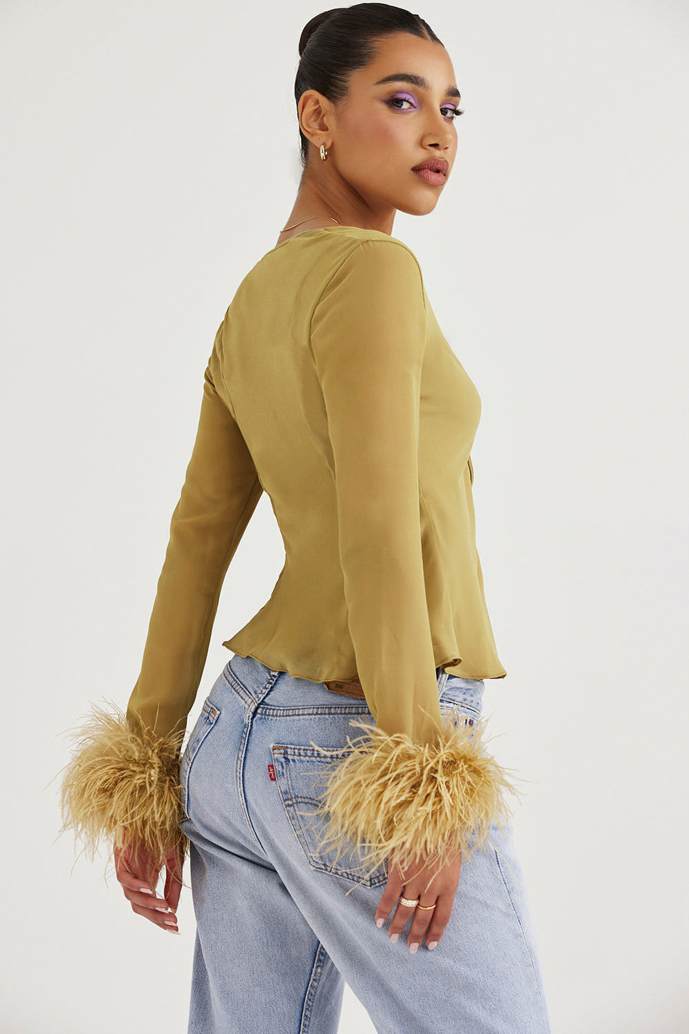 Mieke | Dames Top – Diepe V-Hals met Strikdetail en Luxe Verenaccenten