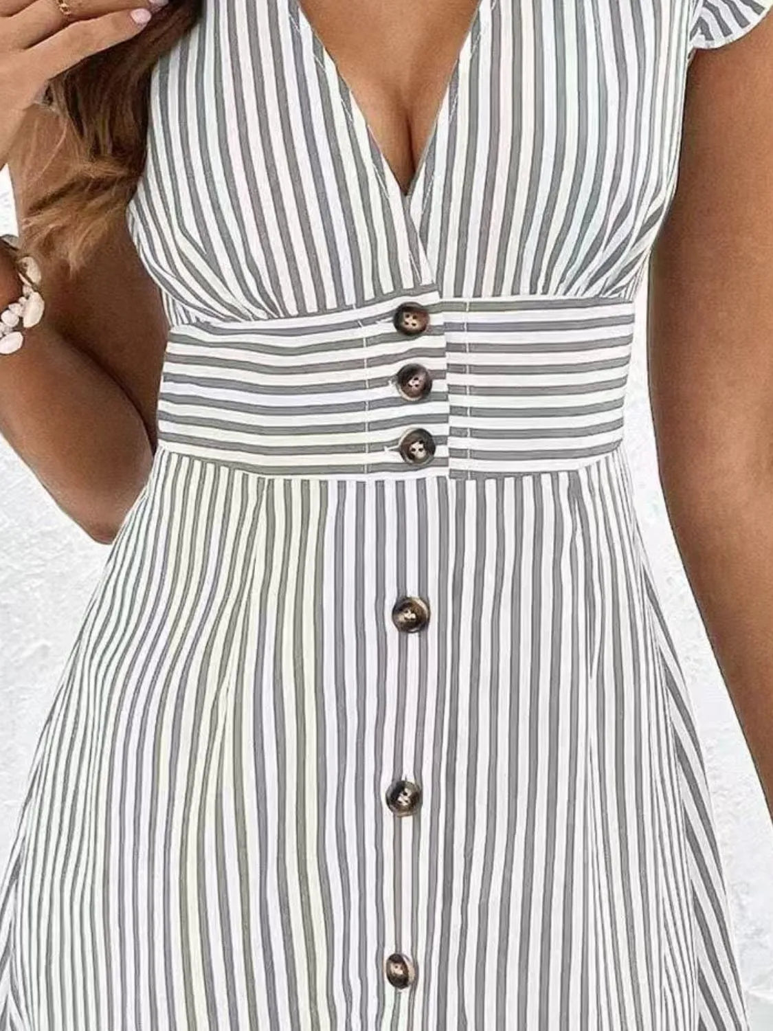 Indra | Dames Jurk – Gestreept A-lijn Model met V-hals, Ruffle Mouwtjes & Knoopsluiting