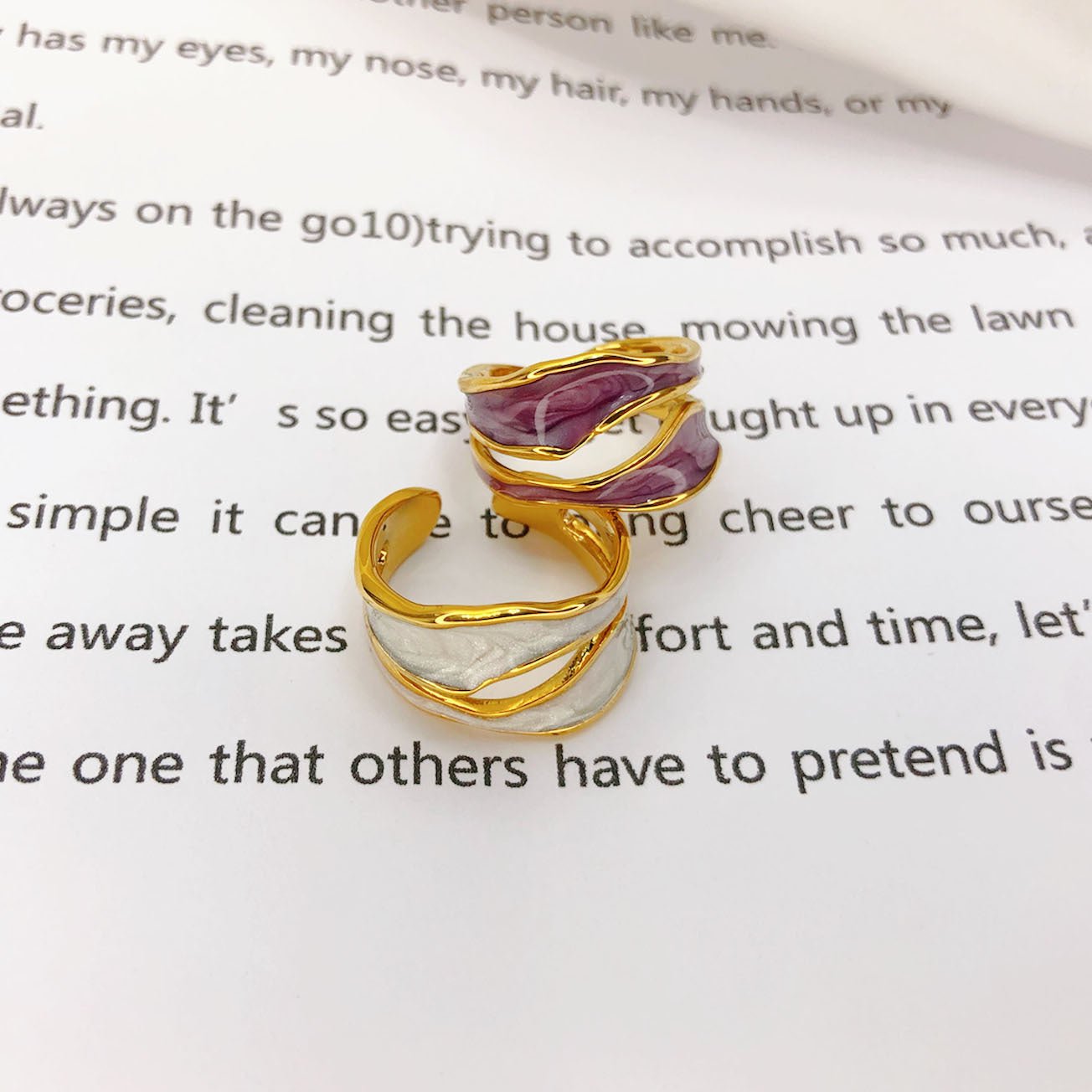 Grace Gouden Ring | Verstelbare damesring met golvend design en emaille afwerking