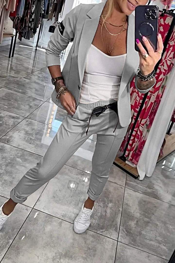 Nala Two-Piece Set | Dames blazer en broek in beige met strikdetail en luchtige pasvorm