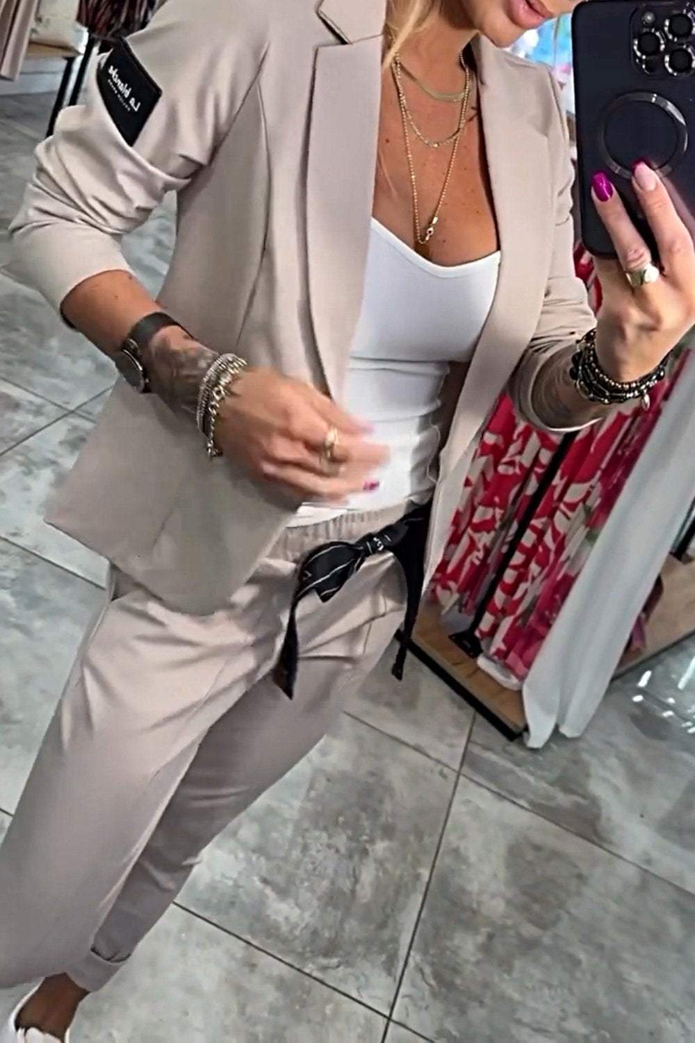 Nala Two-Piece Set | Dames blazer en broek in beige met strikdetail en luchtige pasvorm