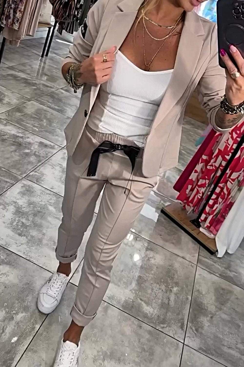 Nala Two-Piece Set | Dames blazer en broek in beige met strikdetail en luchtige pasvorm