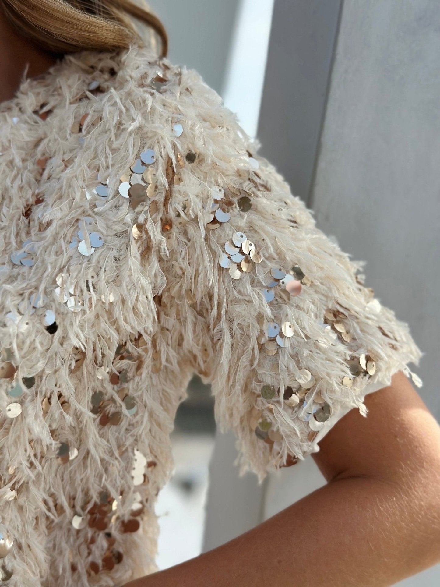 Maja Blouse | Dames Blouse met Velvet Pailletten en Veren