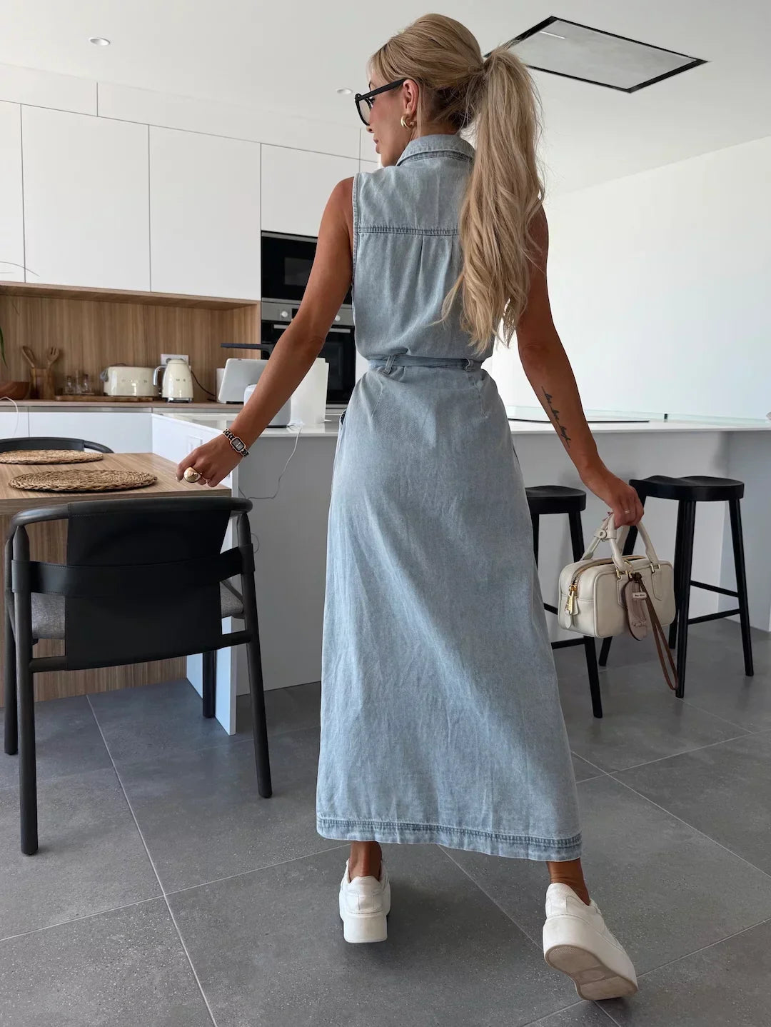 Tanisha Denim Jurk | Mouwloze damesjurk van ademende denim met doorknoopsluiting