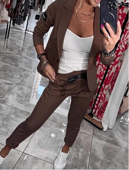 Nala Two-Piece Set | Dames blazer en broek in beige met strikdetail en luchtige pasvorm