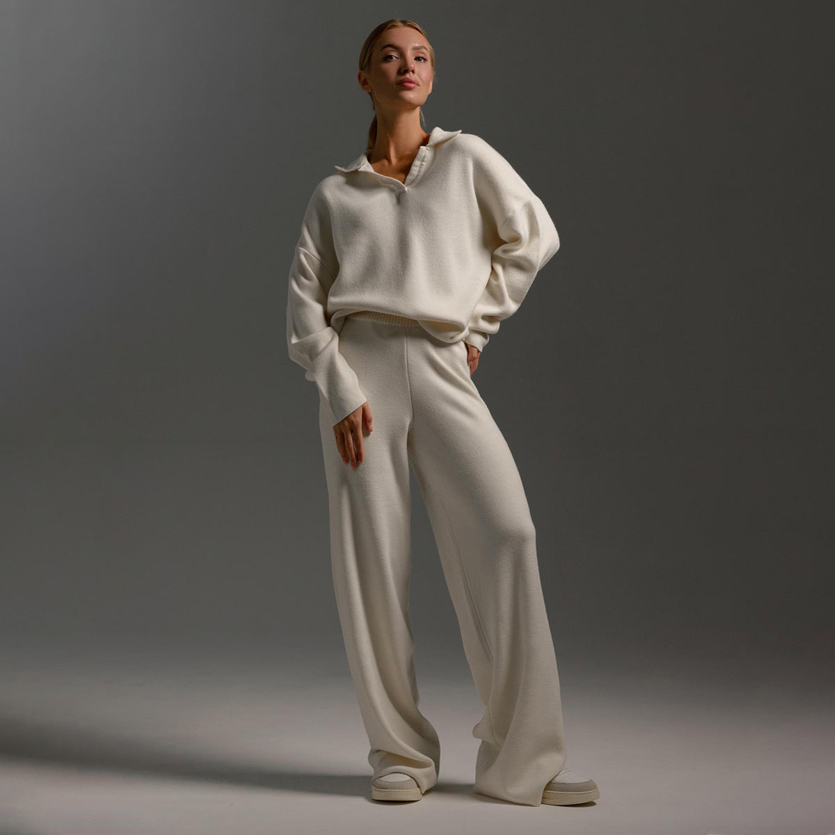 Indy Lounge Set | Dames loungepak met oversized polosweater en brede broek in zandkleur