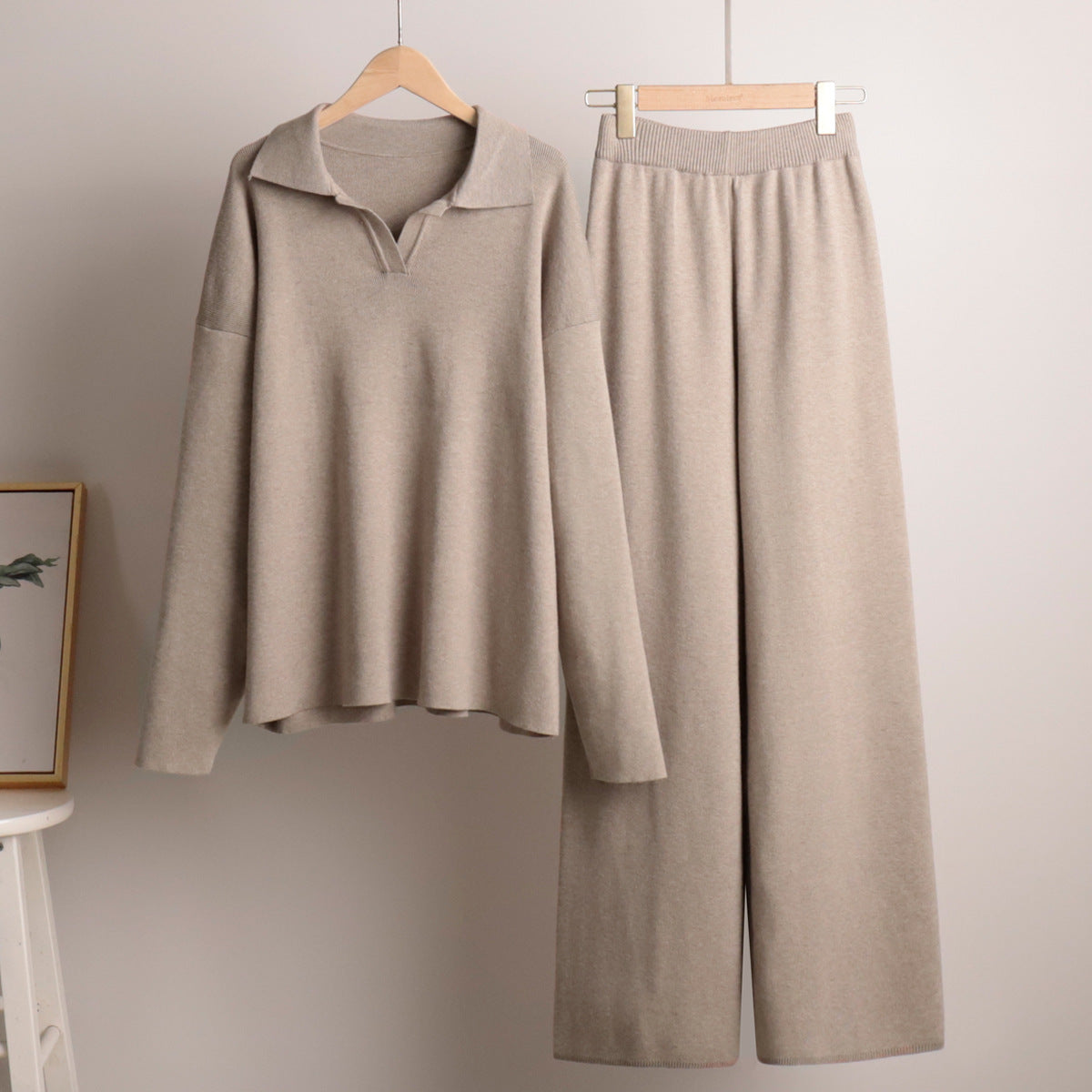 Indy Lounge Set | Dames loungepak met oversized polosweater en brede broek in zandkleur