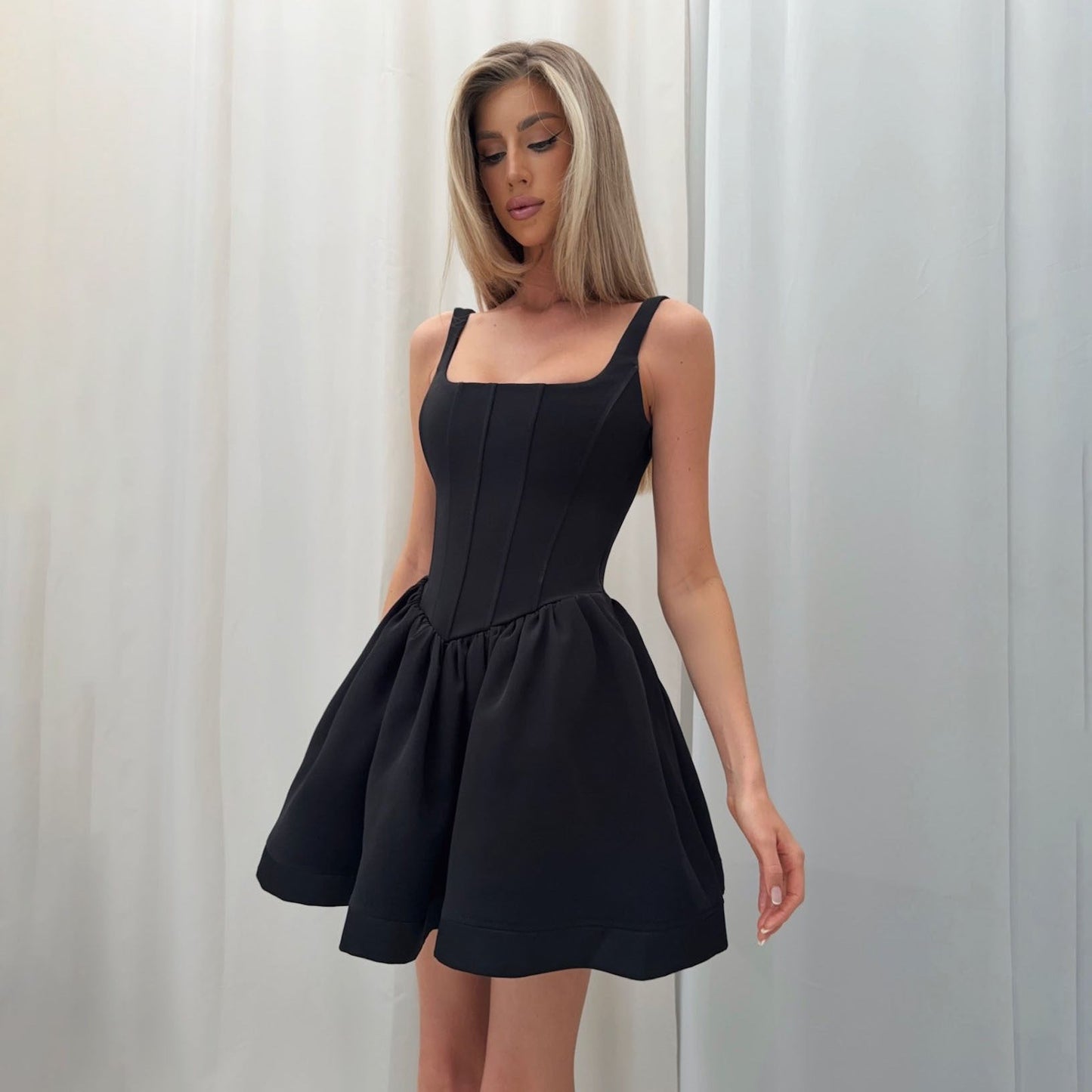 Dames Mini-jurk | Dames jurk met satijnlook, korsetlijfje en vierkante halslijn