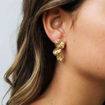 Mirna | Gouden Oorbellen voor Dames – Statement Sieraden met Artistieke Vormgeving