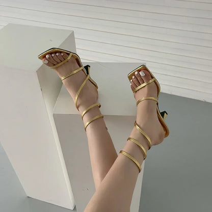 Luxe dames sandalen met hak en gouden banden
