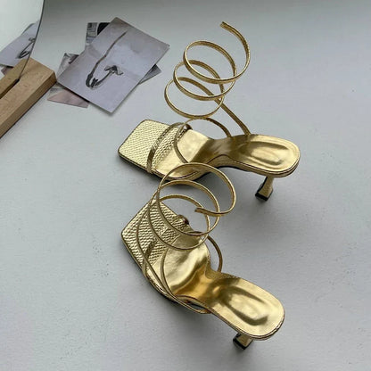 Luxe dames sandalen met hak en gouden banden