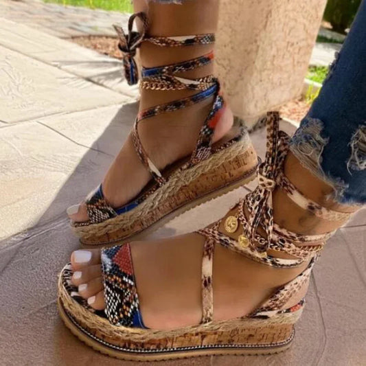 Carlijn | Dames Platform Sandalen met Gevlochten Zool en Vetersluiting – Comfortabele Zomerschoenen met Kleurrijk Patroon