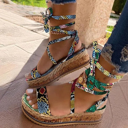 Carlijn | Dames Platform Sandalen met Gevlochten Zool en Vetersluiting – Comfortabele Zomerschoenen met Kleurrijk Patroon