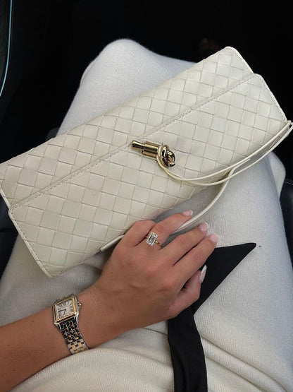 NORA Geweven Tas | Classy Dames Tas met Goudkleurige Knoopsluiting