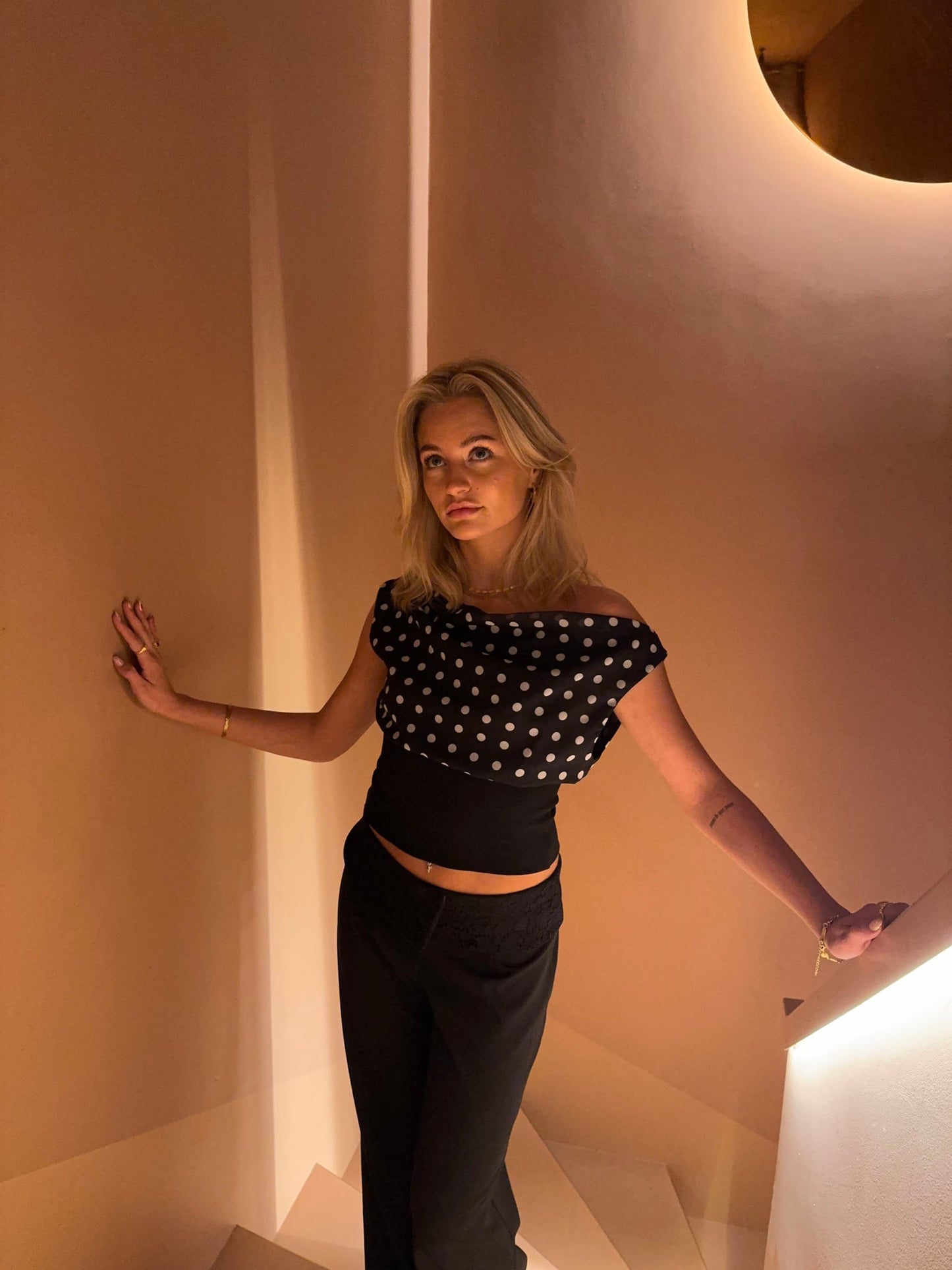 Audrey | Dames Off-Shoulder Top – Polkadotprint & Luchtige Viscose voor Vrouwelijke Zomerstijl