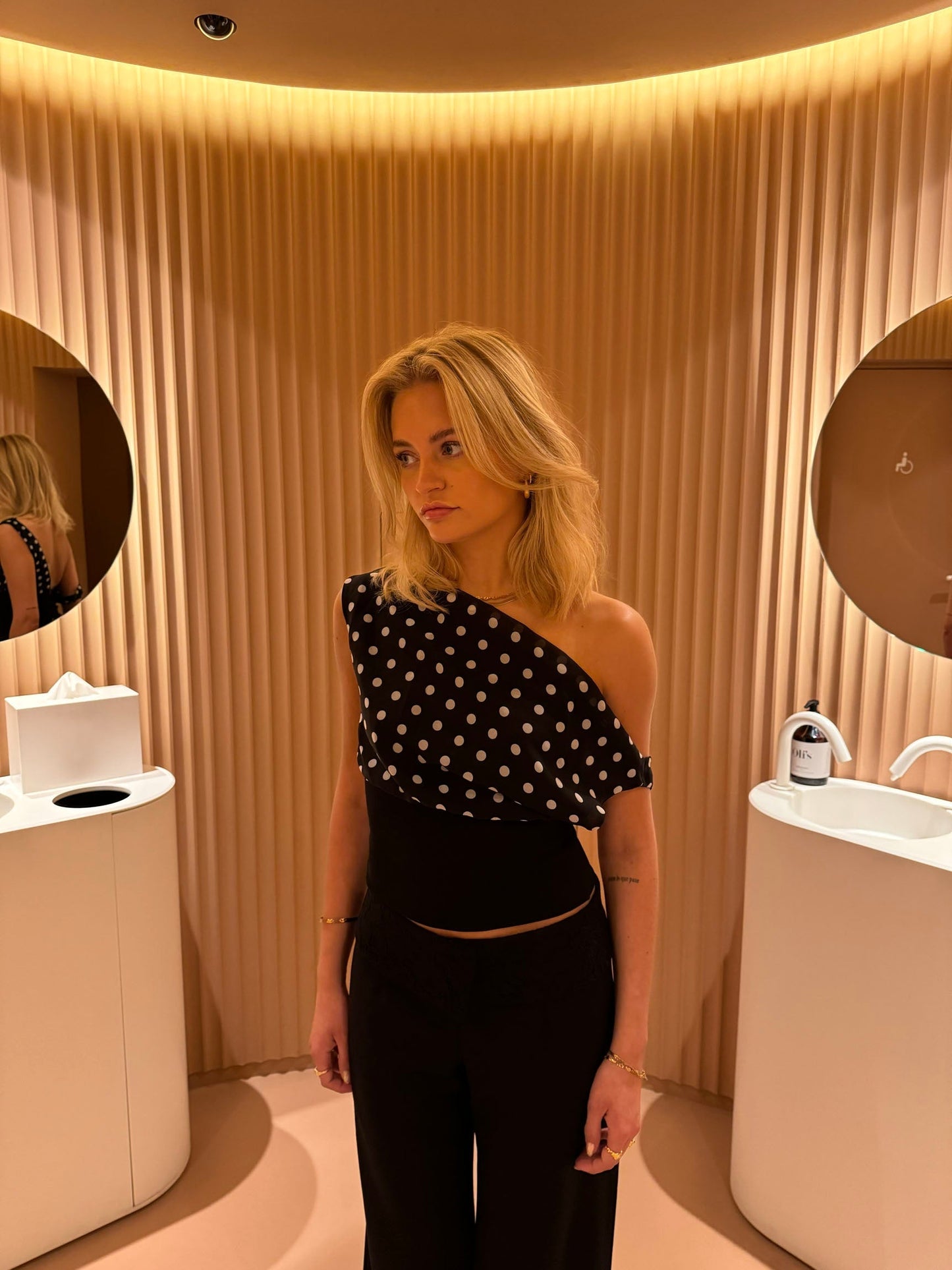 Audrey | Dames Off-Shoulder Top – Polkadotprint & Luchtige Viscose voor Vrouwelijke Zomerstijl