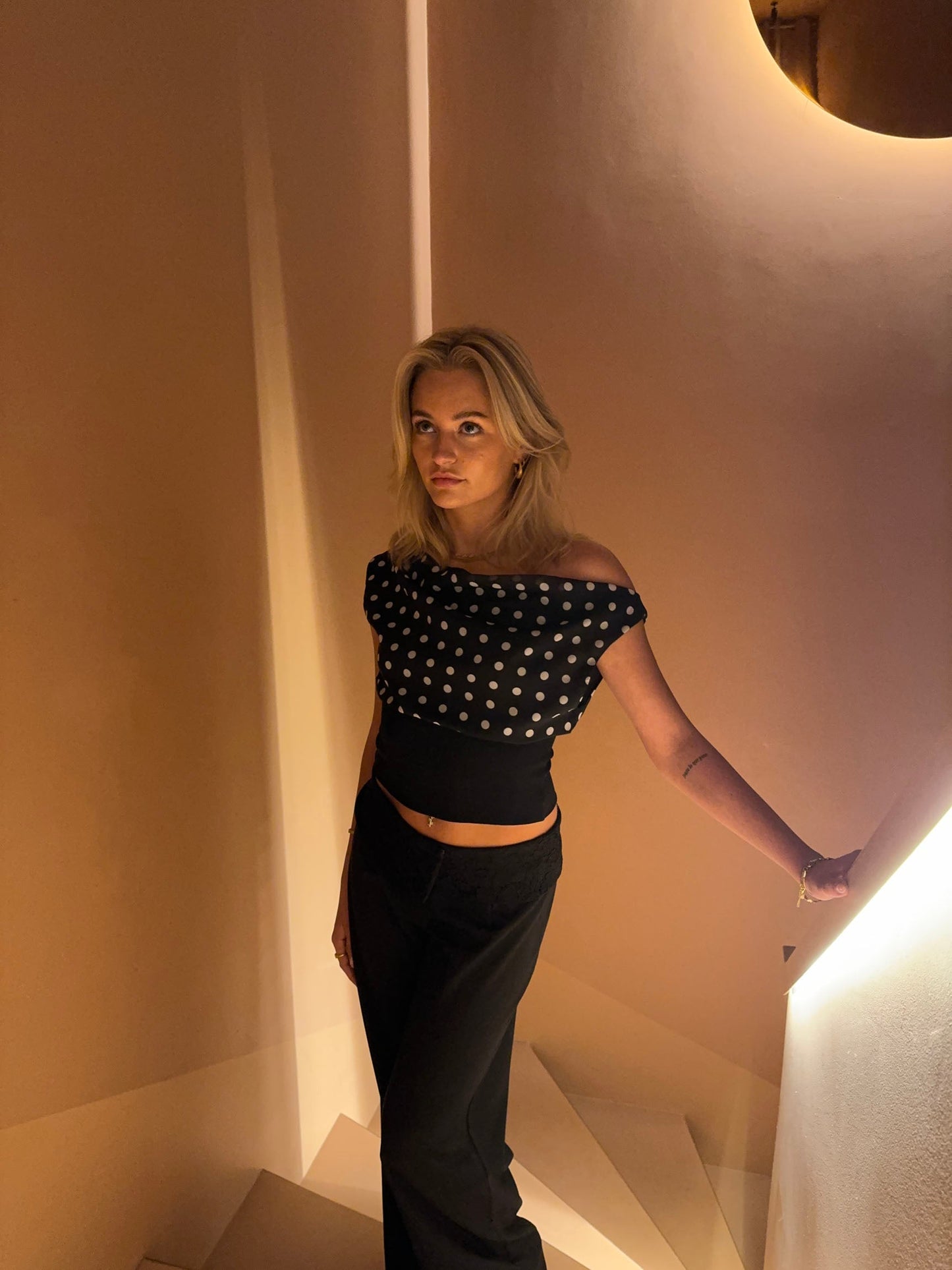 Audrey | Dames Off-Shoulder Top – Polkadotprint & Luchtige Viscose voor Vrouwelijke Zomerstijl