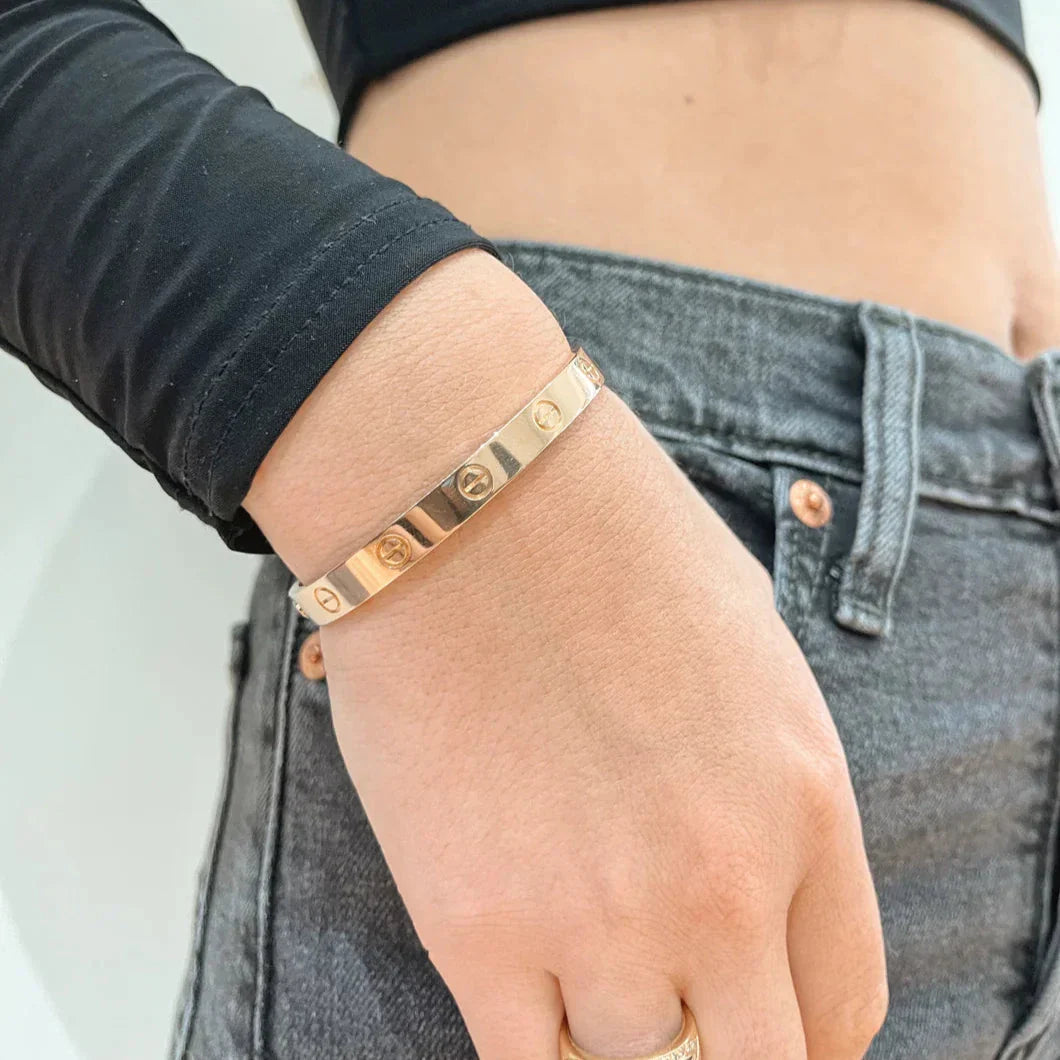 Uniseks Armband – Strakke Metalen Bangle – Minimalistisch & Luxe met Schroefaccenten