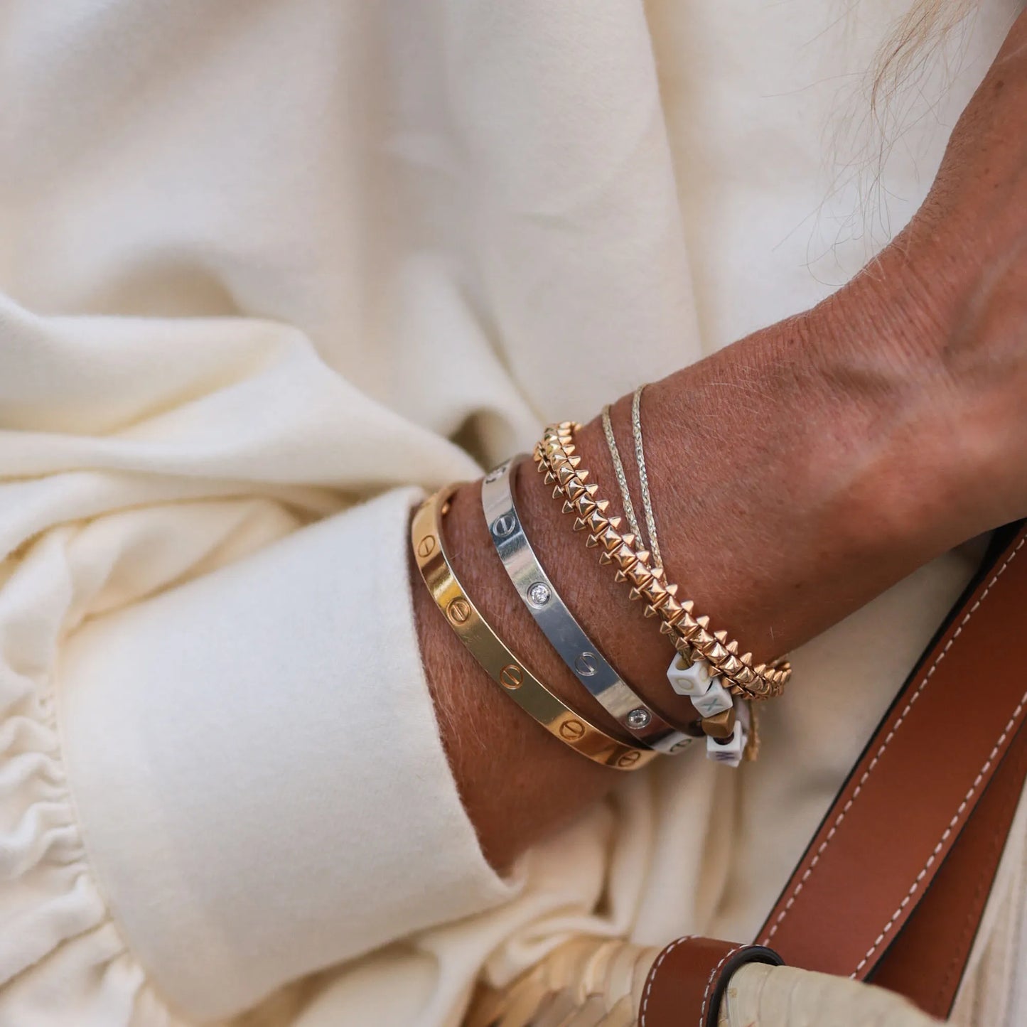 Uniseks Armband – Strakke Metalen Bangle – Minimalistisch & Luxe met Schroefaccenten