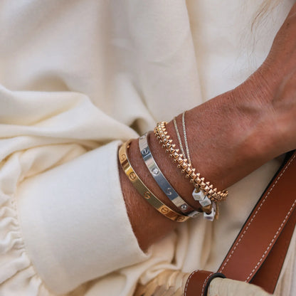 Uniseks Armband – Strakke Metalen Bangle – Minimalistisch & Luxe met Schroefaccenten