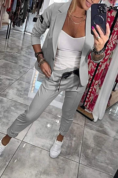 Nala Two-Piece Set | Dames blazer en broek in beige met strikdetail en luchtige pasvorm