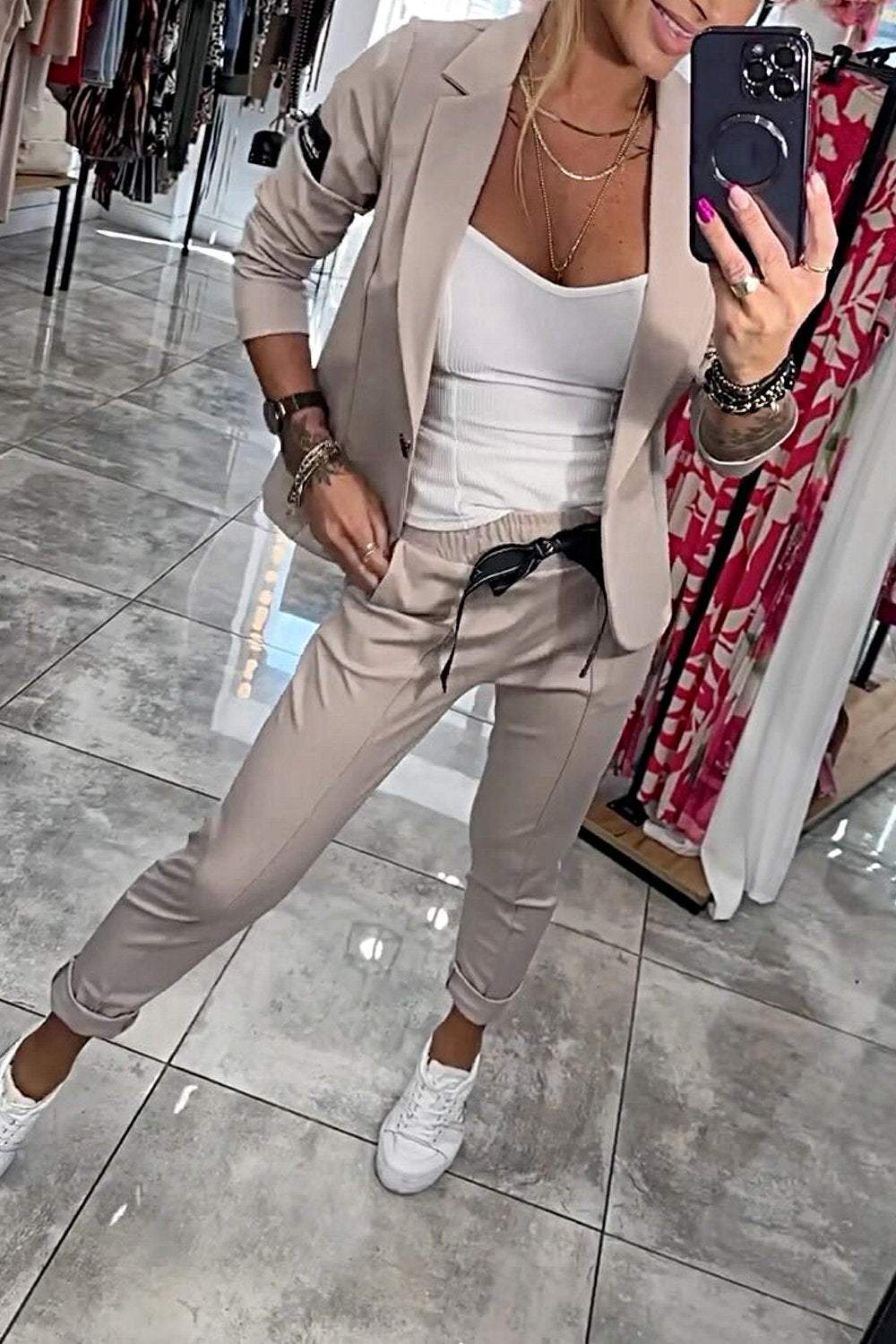 Nala Two-Piece Set | Dames blazer en broek in beige met strikdetail en luchtige pasvorm