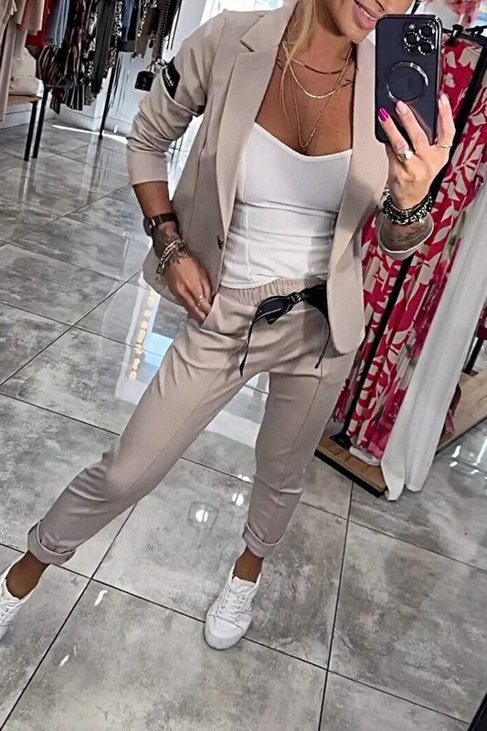 Nala Two-Piece Set | Dames blazer en broek in beige met strikdetail en luchtige pasvorm